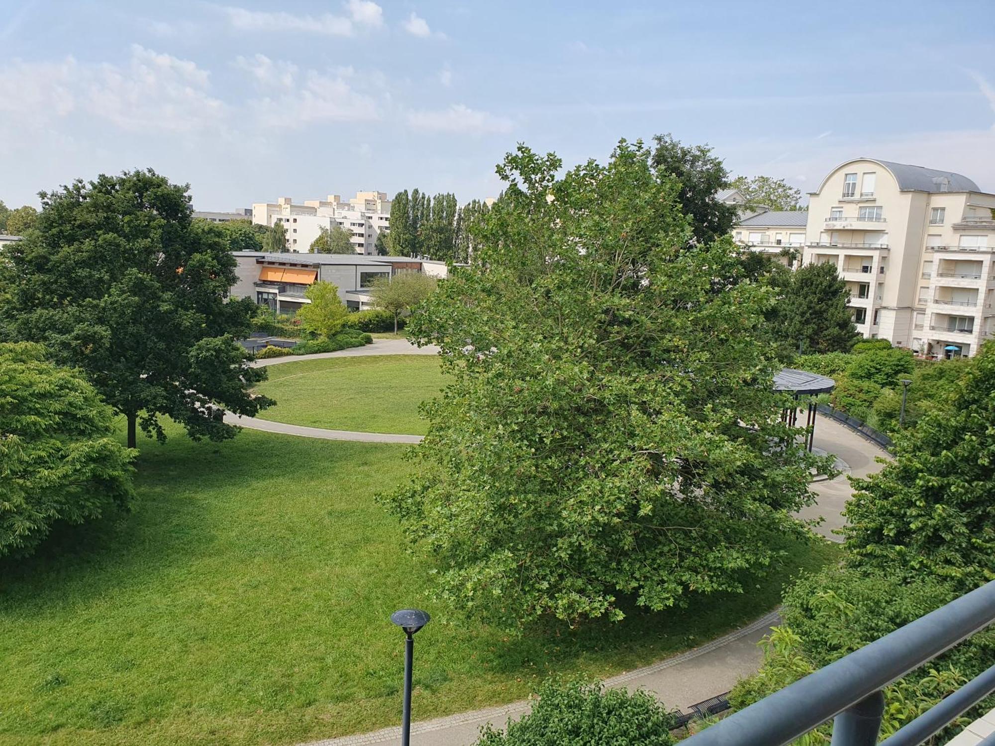 Appartement Residentiel Au Vert Et Au Frais Montigny-le-Bretonneux Zewnętrze zdjęcie